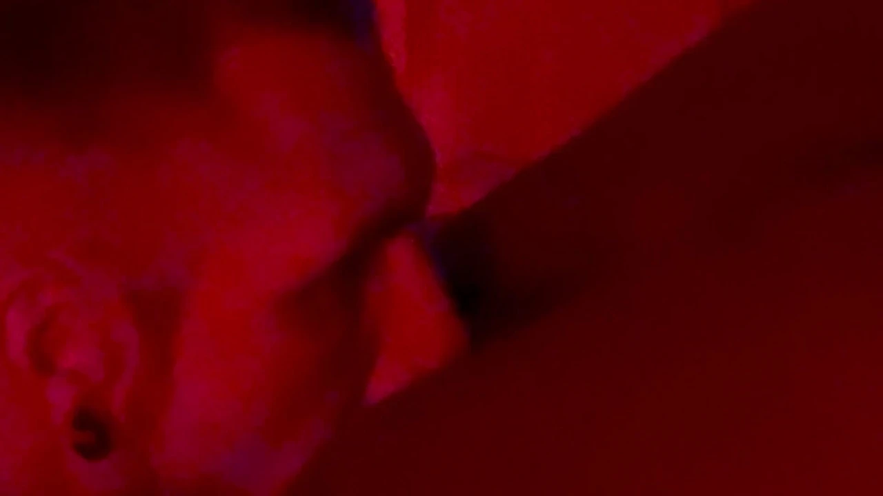 Büyük memeli zenci orta yaşlı seksi kadının yakın çekimi beyaz adam tarafından amını yalıyor.