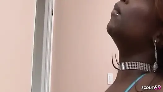 Zenci orta yaşlı seksi kadın Kianna Jayde büyük zenci yarağını gırtlağına kadar alıyor ve sert sikiliyor