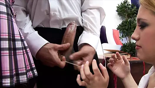 2 öğrenci amcığını öğretmene veriyor!