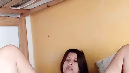 Selene evde yalnız kalıyor ve biraz mastürbasyon yapıyor