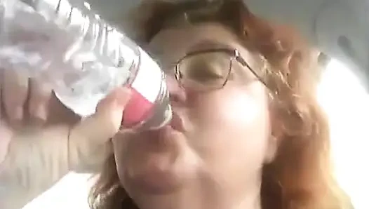 Yaramaz hemşire Vicki Vapes sonra arabasında