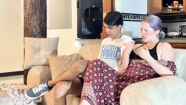 МОЛОДАЯ МАЧЕХА СОБЛАЗНЯЕТ ЕЕ ПАСЫНОК, ПОЗВОЛЯЯ ЕМУ ТРОГАТЬ ЕЕ В ЕЕ ПРИВАТНЫХ ЧАСТЯХ