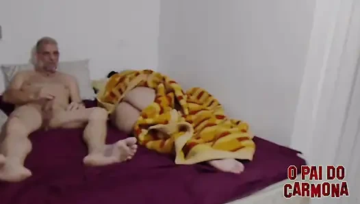 Üvey kızım poposunu dışarı çıkardı, ben penisini uzattım