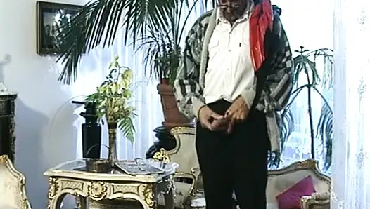 Güzel Alman bebek ateşli üçlü sekste sikiliyor