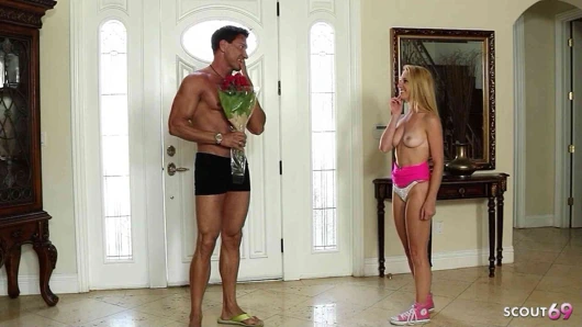 Mükemmel doğal memeli minyon sarışın kız evde yalnızken komşu kocasıyla riskli seks yapıyor