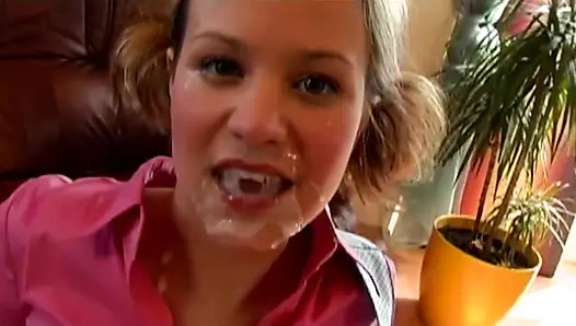 Sarışın Genç Kız Yarak Emiyor Ve Çılgınca Sikiliyor