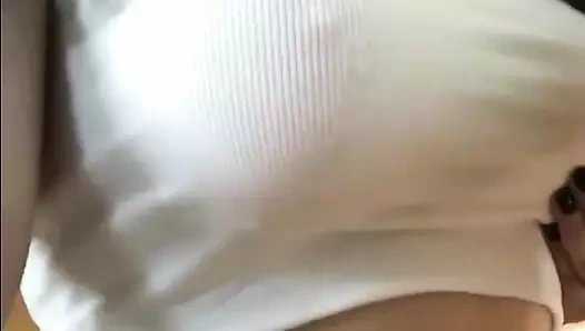 Ateşli Asyalı kız büyük göğüslerini zıplatıyor