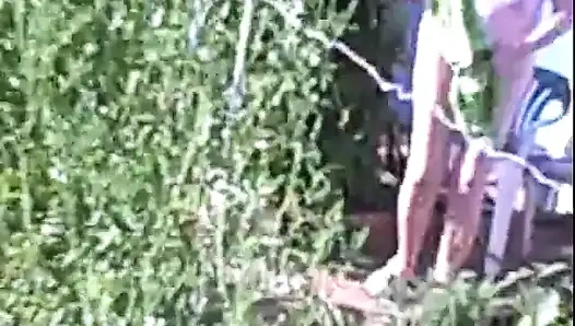Sikmek istediğim nine bahçede kısa ama tatlı bir şekilde soyunuyor