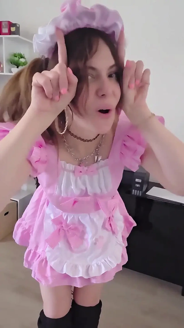 Sadece en sevdiğin transseksüel kadın kılıklı kız dans ediyor