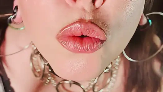 Edepsiz kız Tina Snua kibritle bir mantar sigarası yakıyor - iri güzel kadın dumana sürükleniyor ve snap inhales