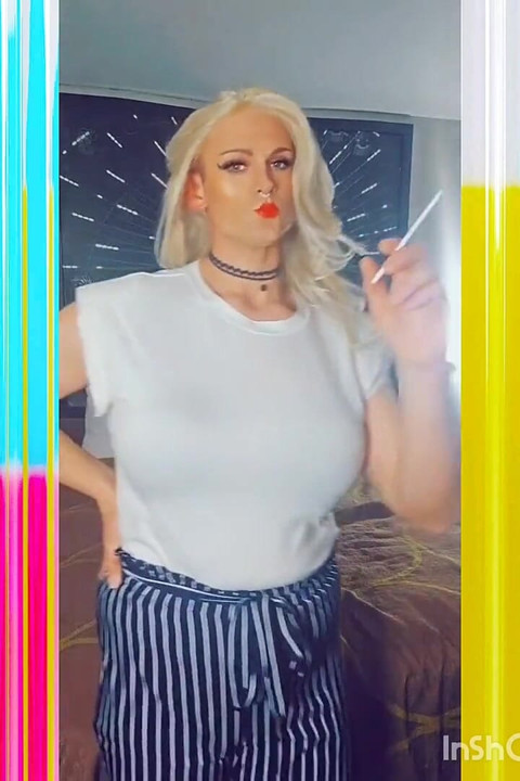 Seksi ts bakış açısı sigara içme fetişi kıyafeti