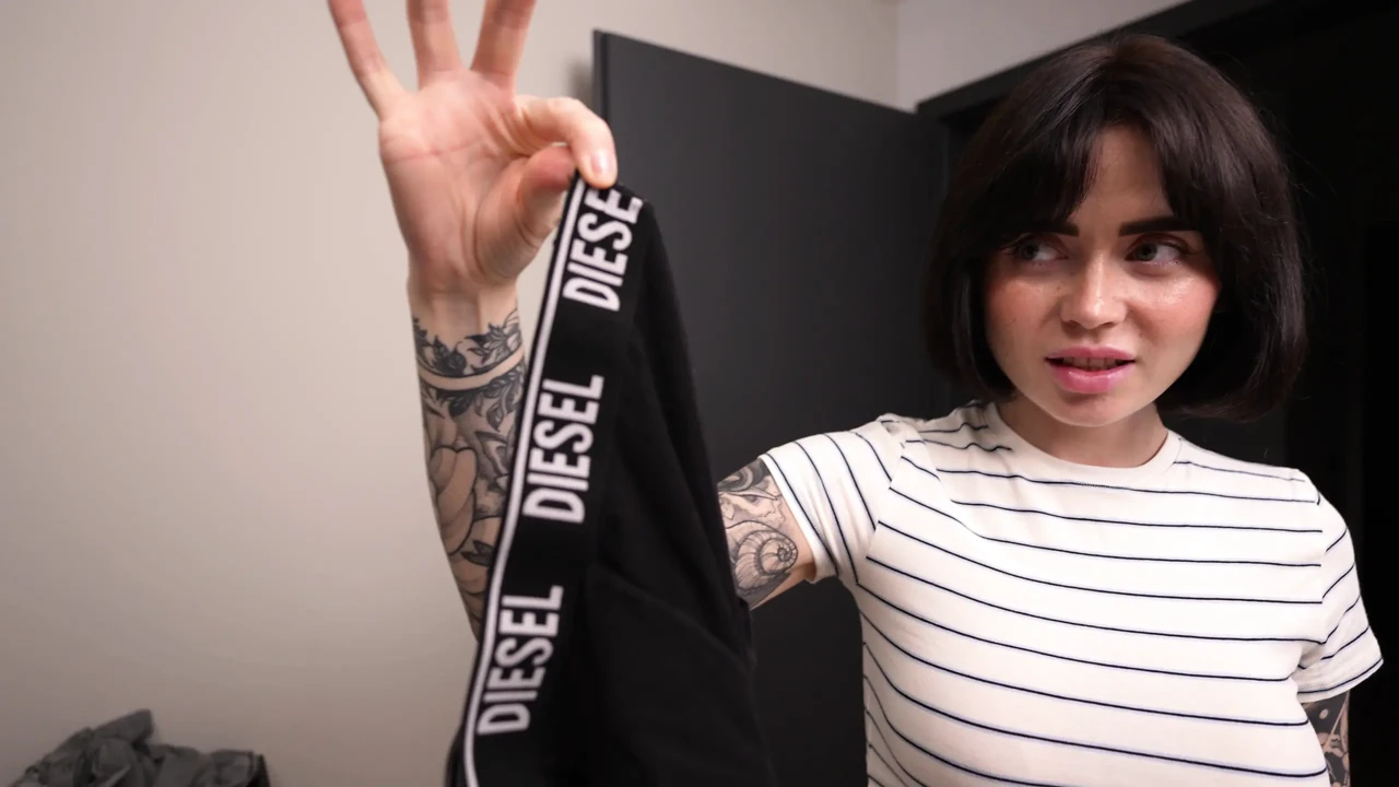Dirty room, Dirtier Deal: Stiefschwester reinigt mein chaos für einen cumshot auf ihre muschi
