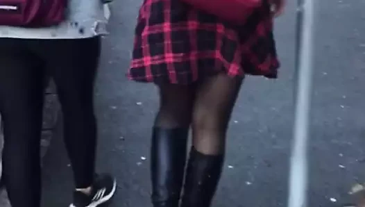 Jeune bottes moulantes.