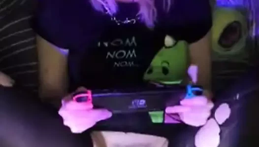 Oyuncağını ve oyunlarını seviyor