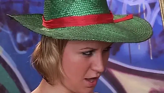 Tatlı sarışın orta yaşlı seksi kadın sert ve sert sikiliyor