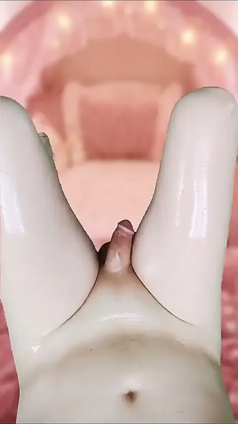 Güzel lezzetli bacaklar yağlanmış parlak tenli yumuşak lezzetli femboy kalçalar pürüzsüz bacaklar sevimli yarak mastürbasyon yapıyor