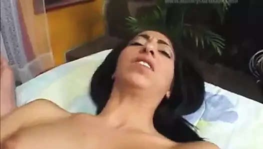 Çekici koyu saçlı bebek götünü dölle dolduruyor