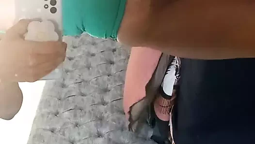 ve heyecanlı, üvey kız üvey babasının inlemesini dinlediğini bilmeden aynanın önünde mastürbasyon yapıyor.