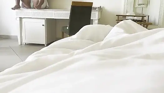 Bir otel odasında üvey anne sikiliyor. Zevk almak