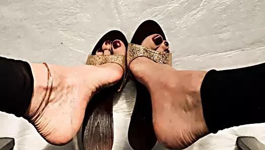 Olgun pissing üzerinde ayaklar ve yüksek topuklu