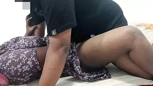 Tamil evli kadın ateşli bir sikişiyor ve edepsizce konuşuyor