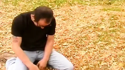 Azgın sarışın parmaklar zonklayan orgazm için kıllı amcığı genişletiyor