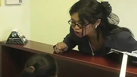 Dövmeli patron edepsizce oynarken yakaladıktan sonra Asyalı çalışanlarının ıslak amlarını parçalıyor