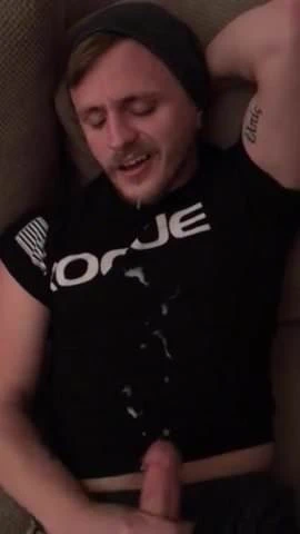 Siyah gömlek üzerine beyaz boşalma