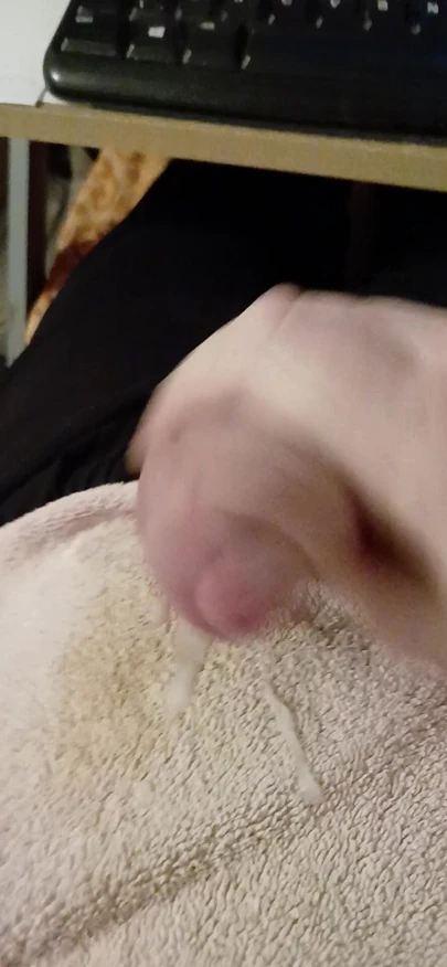 Bir süredir cumshot videosu çekmediğim için hızlı bir boşalma yaptım