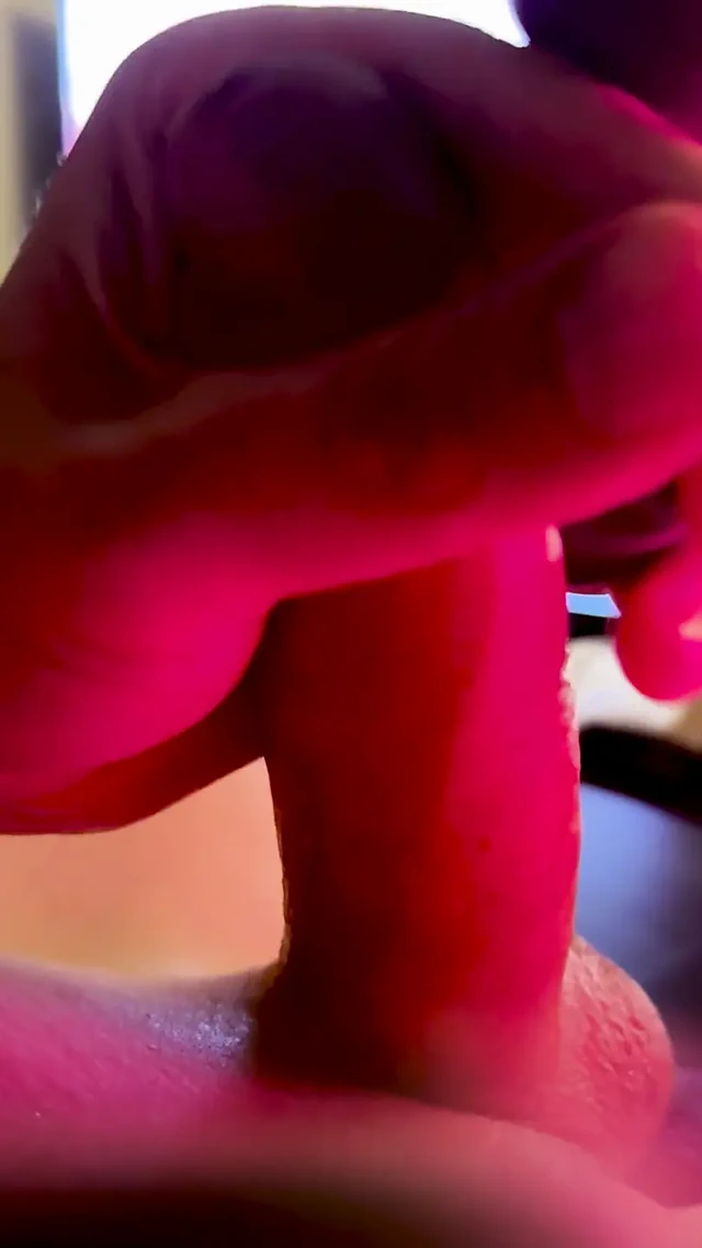 Otofellatio fantezisi. Vibratör porno izlerken yarak sertleşiyor.