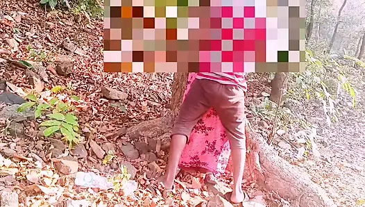 Hintli üvey anne ve üvey oğlu ormanda romantik sert sikişiyor. Telugu edepsizce konuşuyor.