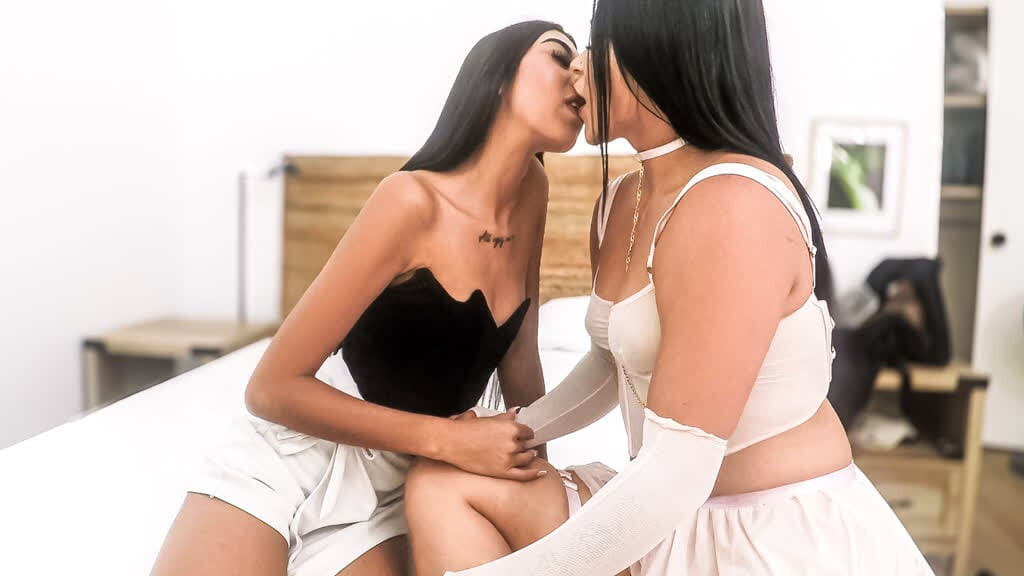 Azgın latin oda arkadaşları lezbiyen seksi merak ediyor çılgınca amcık yalıyor
