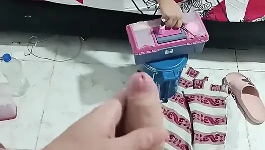 Karım tırnaklarını yaparken mastürbasyon yapıyorum