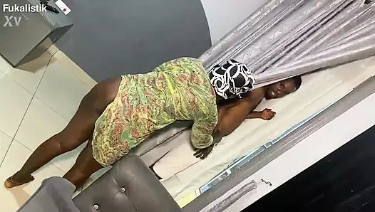 Büyük götlü ev hanımı büyük zenci yarağı komşusu tarafından yakalandı ve sert sikildi