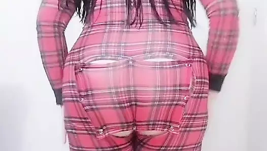 Büyük götlü Meksikalı latin kıyafetlerini çıkarıyor ve tıkaç sokuyor