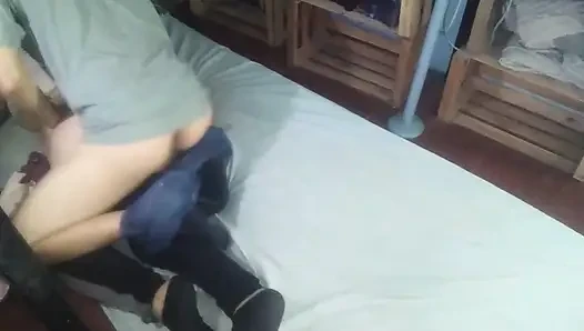 Alacakaranlıkta beyaz gömlekli ve siyah ayakkabılı bir yandan çektim