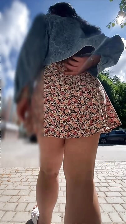 Orta yaşlı seksi kadın mağazada külotsuz dolaşıyor