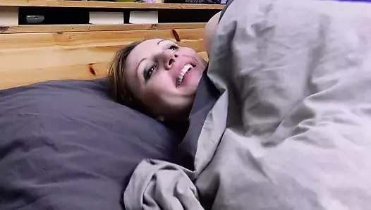 Yuvarlak göt Alman civciv tıraş ve hoş ona ıslak kedi