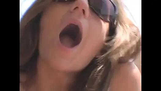 Karımla balkonda harika sikiş