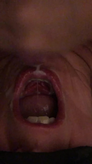 Знаковый момент из "Трахаю жесткую киску и сперму в рот заполнили лицо покорной французской шлюшки мамы с большими сиськами, задницей является а"