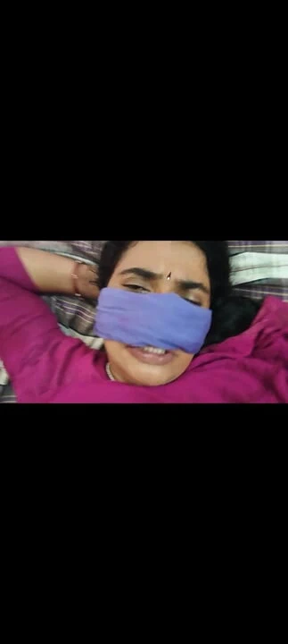 Güzel Hintli bebek kocasından memnun değil ve bütün gece erkek arkadaşıyla sikişiyor