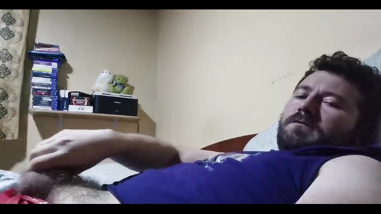 Sigara içiyor ve yarağımı okşuyor