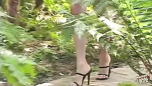 Olağanüstü orta yaşlı seksi kadın azgın bir adamı domaltarak anal seks yapmak için baştan çıkarıyor