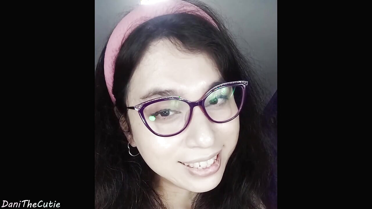 Sevimli tgirl DaniTheCutie dildoyla tutmayı deniyor ama çok hızlı düşüyor