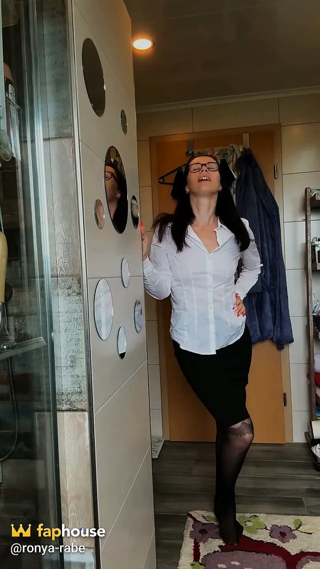 Sıcak muhabir bluzla duşa giriyor