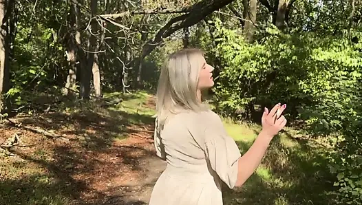 Teşhirci aramak için terk edilmiş bir parkta yürüyüş