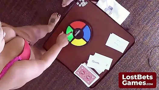 Son striptiz oyunu kaybedeni, sadece sutyenle kaldı