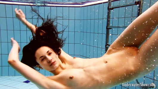 Andrea ve monica ama aynı zamanda janka havuzda azgın olsun