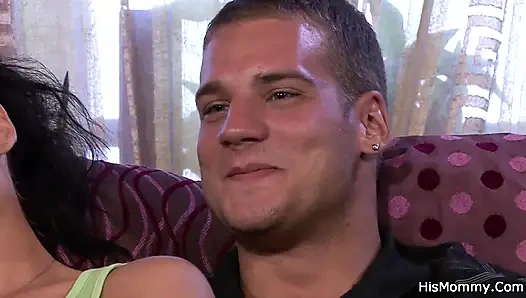 Erkek arkadaşı üvey annesi tarafından sikiliyor