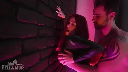 Ateşli kostümlü kız deli gibi yarak üzerinde zıplıyor